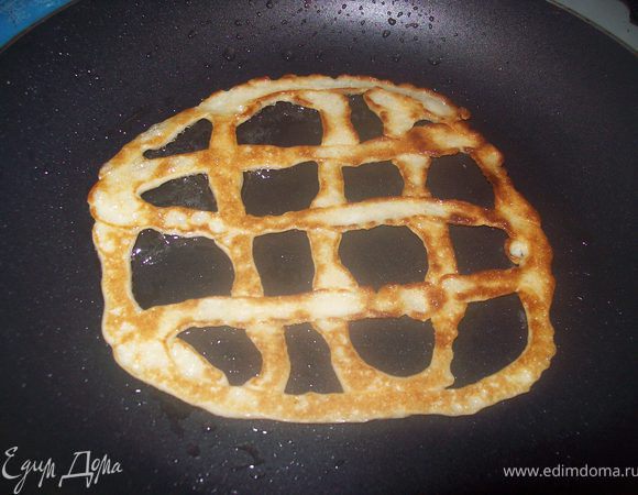 Обжариваем с двух сторон. (жарятся блинчики моментально)