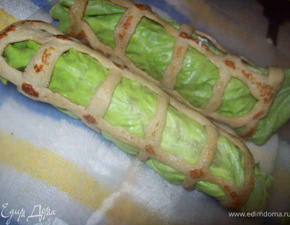 аккуратно свернуть в рулеты..и можно подавать к столу