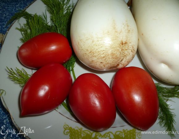 Баклажаны разрезать на четыре части вдоль и затем поперек не очень мелко.Присолить и накрыть крышкой.