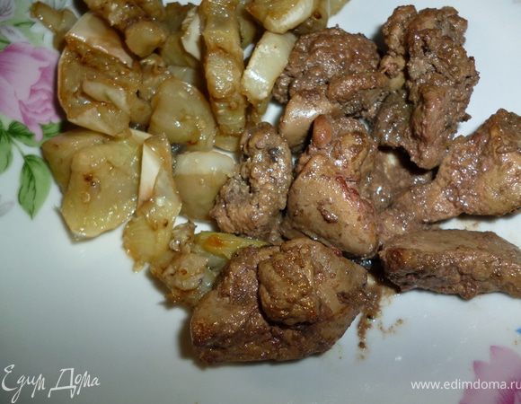 Нагреваем сковороду и выливаем растительное масло:сначала быстро обжариваем баклажаны,убираем их со сковородки и обжариваем печень до полуготовности(она должна посветлеть и стать мягкой)и перекладываем ее к баклажанам.