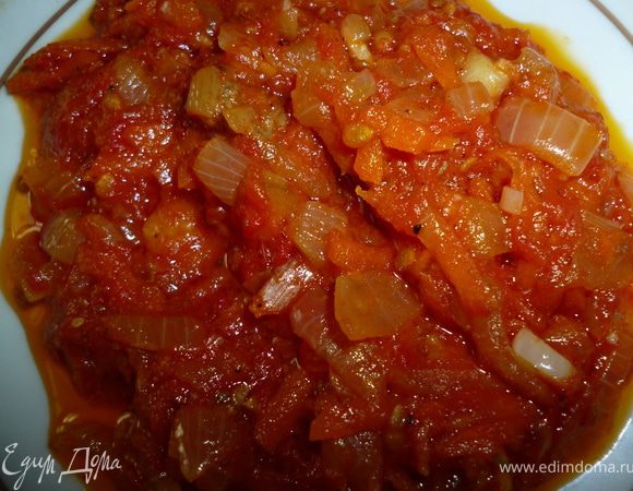 На этом же масле пассеруем лук и морковь минут 5,затем добавляем имбирь и чеснок,еще пассеруем минуту-другую(следить что бы не подгорало)и затем выливаем натертые помидоры и тушим до тех пор пока не испарится половина сока и помидоры потеряют сырой вкус и цвет.