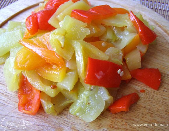 Перцы разрезать вдоль пополам, очистить от семян. Уложить на лист фольги, слегка смазанный маслом и запекать по 10 мин с обеих сторон при 200 гр. в прогретой духовке. Готовые перцы сложить в чашу, и, накрыв плотно крышкой, оставить на 10 мин. Снять с перцев кожицу и нарезать крупными кубиками.