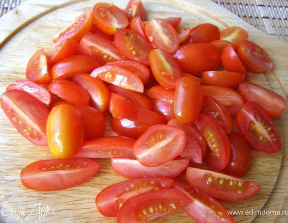 Помидорки черри порезать пополам, особо крупные экземпляры - на четвертинки. Зелень порубить не слишком мелко.