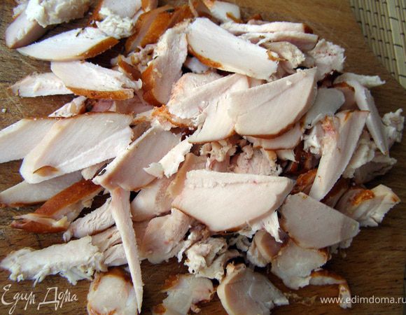 Адыгейский сыр порезать кубиком, а куриную грудку пластиками поперёк волокон.