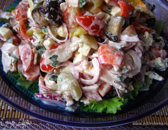 На дно плоской широкой чаши выложить подушку рваных руками салатных листьев. В глубокой чаше все составляющие салата перемешать с заправкой, выложить на салатные листья. Подавать тотчас.