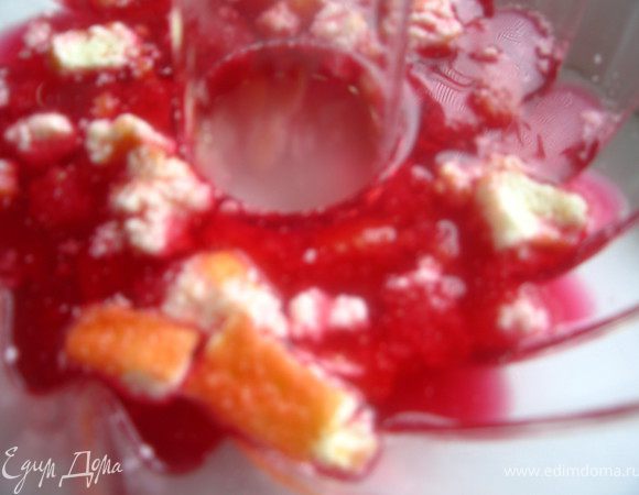 Залить соком с желатином. Поставить в холодильник до полного застывания (1-2 часа)