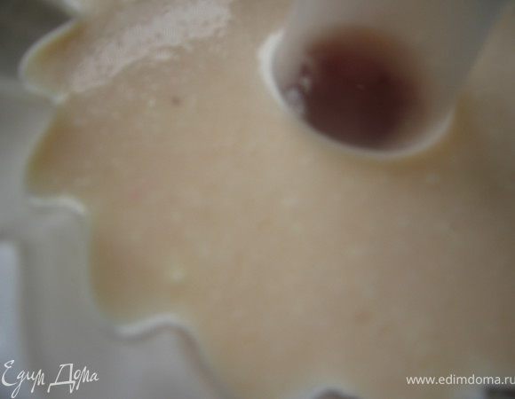 Замочили 5гр желатина в 80мл воды  на 2-3 минуты, добавили апельсиновый сок.  Смешали со сметаной. Вылили на первый слой. Отправили в холодильник.