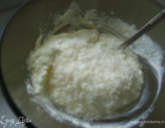 В сметану добавили кокосовую стружку, сахарную пудру. 