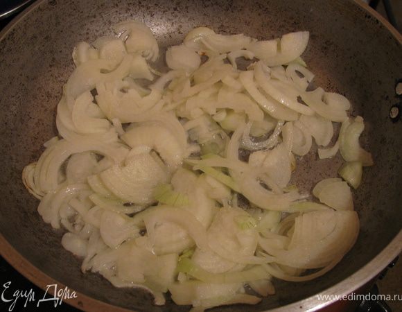 Лук режем полукольцами и обжариваем на растительном масле
