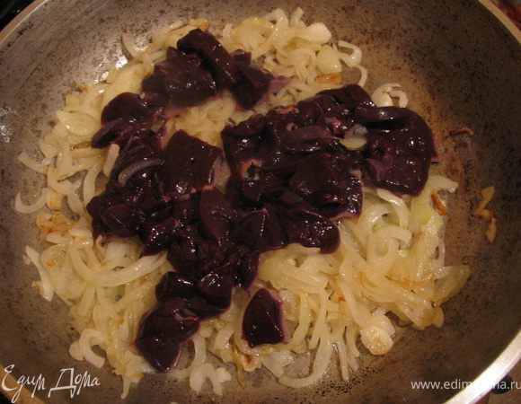 Промываем печень режем на небольшие кусочки и добовляем к уже поджарившемуся слегка луку,солим и перчим.