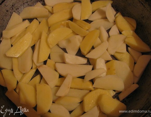 Смазываем форму маслом и выкладываем слоями:
1 картошка