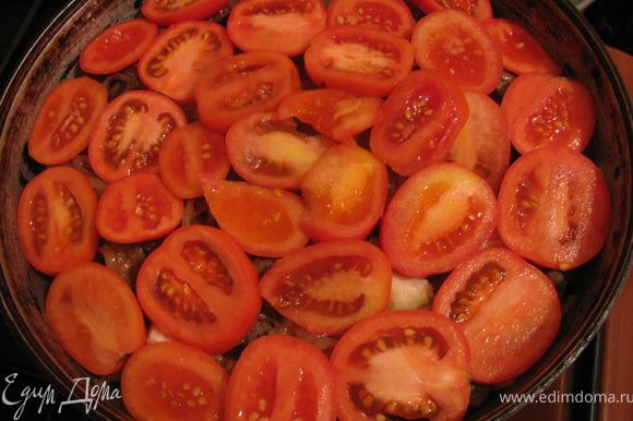 4 режем помидоры кружочками и выкладываем верхний слой