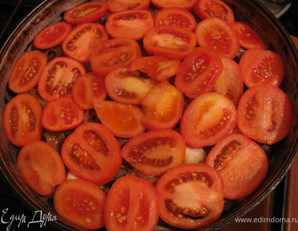 4 режем помидоры кружочками и выкладываем верхний слой