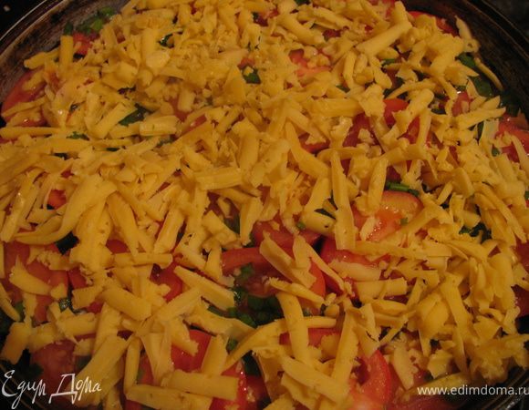 Теперь зделаем заливку:взобьем яйца со сливками,соевым соусом и мускатным орехом и мелко порезанный зеленый лук.Заливаем все и сверху посыпаем тертым сыром.И теперь в духовочку на 30-40мин при температуре 180гр.