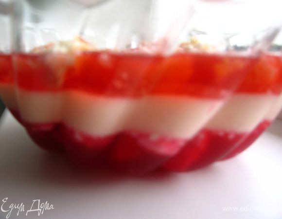 Перед тем как перевернуть желе на тарелку, подставьте дно формы под струю горячей воды на несколько секунд.  Разрезаем и наслаждаемся! Очень нежно и вкусно!