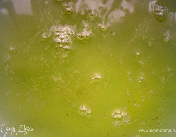 Для "Киевского" торта, как и для печенья "Макарон" белки нужно сначала оставить на 12-24 часа при комнатной температуре. Белок начинает терять свою обычную структуру и гораздо лучше взбивается.