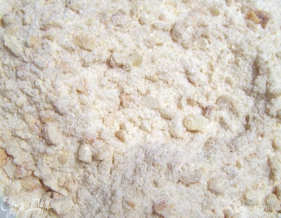 Сахар смешиваем с мукой, добавляем остывшие порубленные орехи.