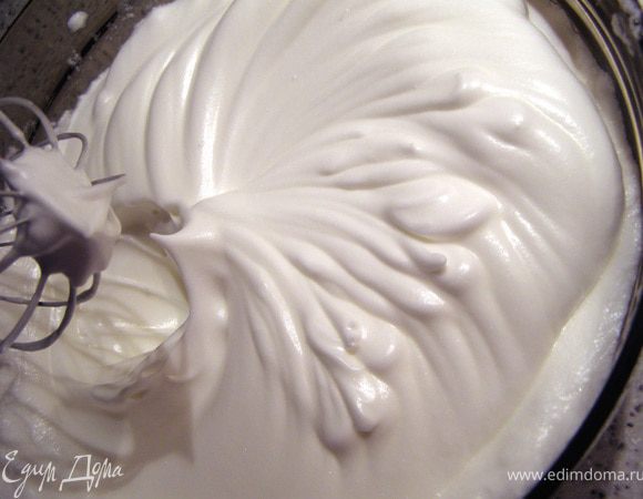 Как только пена начинает уплотняться вводим постепенно ванильный сахар и сахарную пудру. Увеличиваем обороты до максимума, образуя массу с устойчивыми пиками. В неё мы и будем вводить сухие ингредиенты.