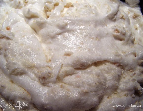Аккуратно начинаем вводить" сухую" составляющую в белковую , смешивая всё лопаткой или ложкой плавными движениями сверху-вниз. Должна получиться вот такая пышная однородная масса.