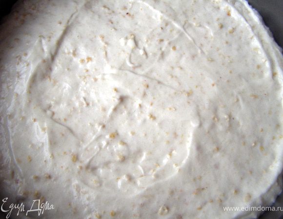 Для такого количества белков я брала две формы диаметром 26 см. Выкладываем одинаковое количество белковой массы в две формы, ровняем поверхность лопаткой и отправляем в предварительно прогретую до 150 гр. духовку на 2 часа. Если коржи начнут уж слишком темнеть (что маловероятно, но всё-таки у всех духовки разные), то снижаем температуру до 140 гр. Открывать духовку во время выпекания не нужно, чтобы не нарушать температурного режима. Через полных 2 часа, выключаем духовку и охлаждаем коржи в ней ещё минут 30.