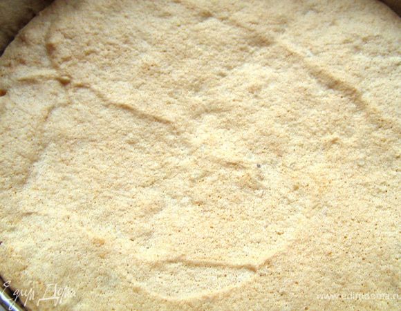 Затем я переворачиваю формы и оставляю коржи в прохладном месте без сквозняка и открытых солнечных лучей ( а также подальше от домочадцев) и забываю о них на ночь и часть дня.