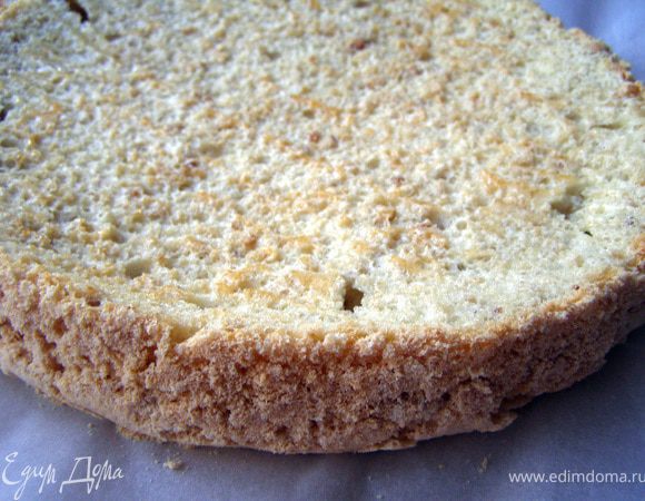 На следующий день, ближе к вечеру, я аккуратно ножом подрезаю коржи по всему диаметру, снимаю кольцо, и переворачиваю корж на лист пергамента, помогая второй рукой, чтобы он не "шмякнулся" и не рассыпался. Подготовьте себе побольше чистого свободного пространства, застеленного пергаментом, так как крошки будут лететь повсюду, а они нам понадобятся для украшения боков торта. Всё, что облетело, аккуратно пересыпаем с пергамента в отдельную ёмкость. Теперь остаётся снять пергамент со дна (которое сейчас уже верх) коржа, "отлипать" он будет неохотно, поэтому начинаем сразу с нескольких сторон к центру, чтобы как можно меньше повредить текстуру. После этого я оставляю коржи ещё часа на 3-4, чтобы верх немного затвердел. За это время можно подготовить крем.