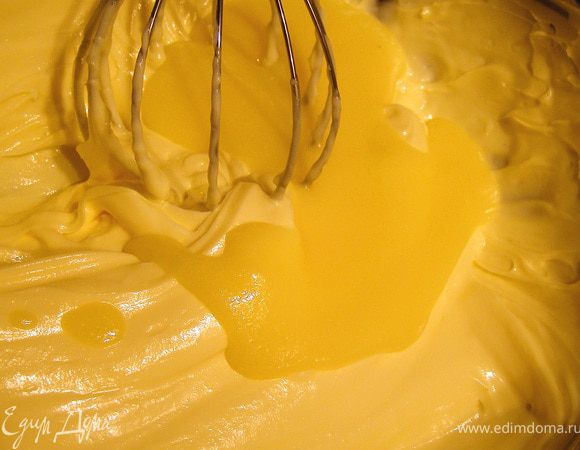 Мягкое масло взбиваем в пышную пену в глубокой чаше и по ложке начинаем добавлять яичную основу, взбивая каждый раз до полного взаимопроникновения.