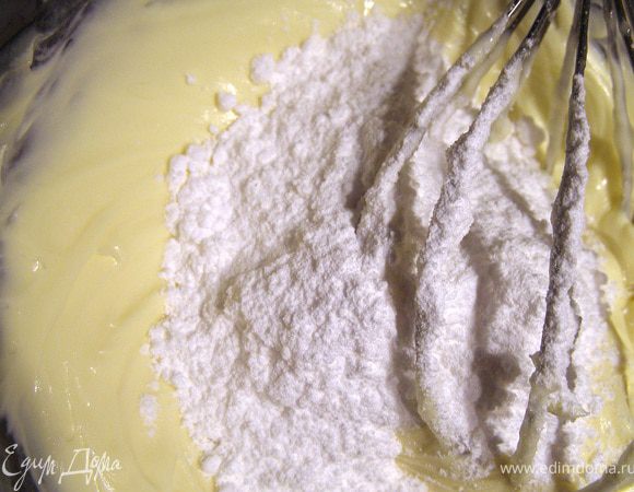 Приготовим шоколадный крем. Здесь всё гораздо проще и быстрей. Мягкое масло взбиваем в пышную пену с сахарной пудрой.