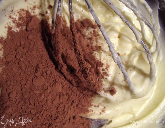 Добавляем какао, взбиваем ещё раз до однородности.