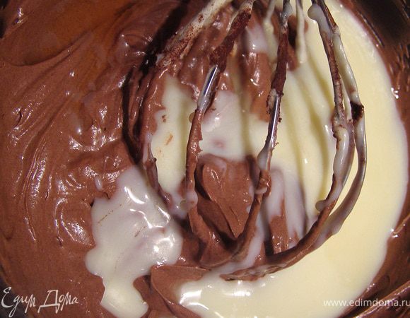 Добавляем сгущённое молоко и коньяк и ещё раз взбиваем до гладкого крема.