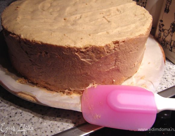 Собираем торт. На нижний корж (верхней должна быть сторона, с которой снимали бумагу) выкладываем крем "Шарлот", оставив 2- 3 ст.л. крема для нанесения на бока. Ровняем крем лопаткой как следует, потому что придавливать коржи нельзя. Верхний корж кладём той стороной, с которой снимали бумагу. Оставшийся белый крем наносим на бока, выравниваем их. Можно отложить не 150, а 200 г крема "Шарлот" и смешать с шоколадным. Тогда и бока крема можно сделать не белого цвета, а темнее. Так я поступила , когда готовила торт второй раз.