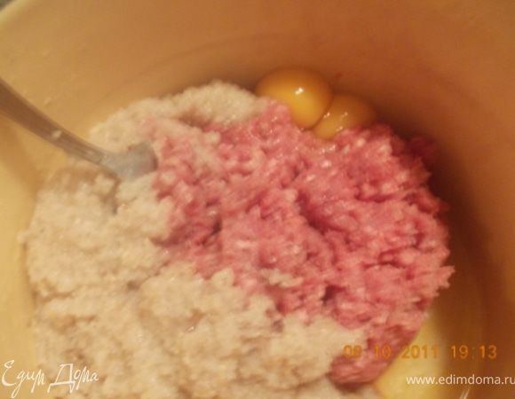 каши у меня получилось много, поэтому я использовала половину. Смешиваем фарш, яйца и ячку 
