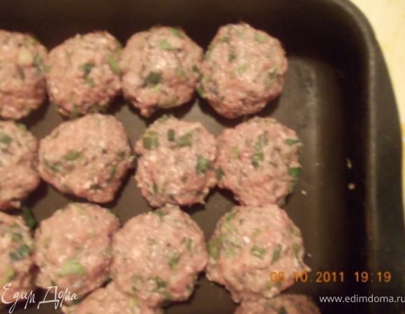 формируем тефтельки и укладываем их в глубокий противень