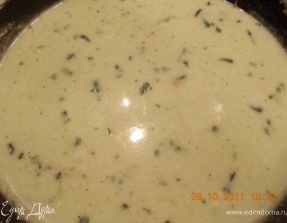 готовим соус:
растопить на сковородке масло, добавить муку, перемешать и постепенно, маленькими порциями, постоянно помешивая, добавляем молоко,  доводя наш соус до нужной консистенции ( я люблю не очень жидко, но и не густо), добавляем шпинат, солим, перчим
 