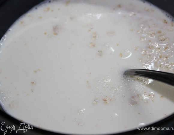 Овсяные хлопья залить горячим молоком. Накрыть полотенцем и поставить в теплое место на 1 час.