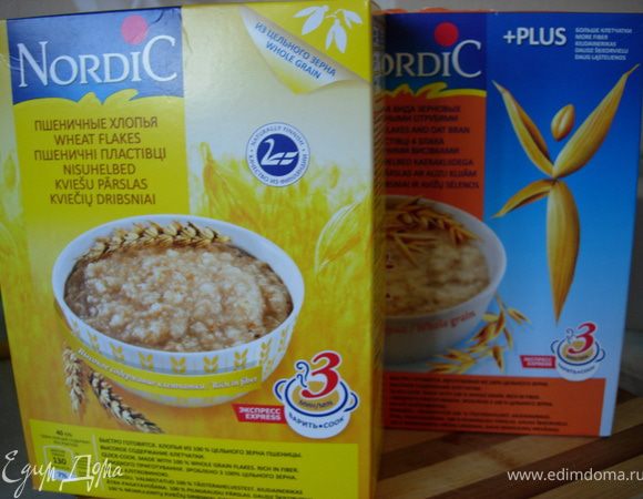 Растопим масло, добавим его в смесь с хлопьями, затем муку и разрыхлитель. Тщательно перемешаем.