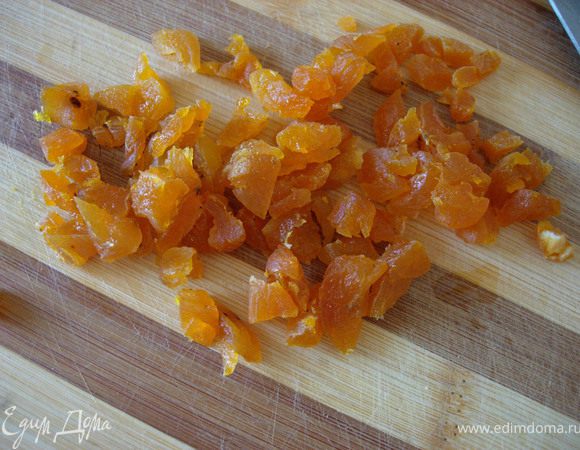 Нарезаем мелко курагу и добавляем в тесто.

