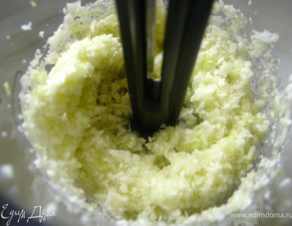  Кабачок и капусту перемолоть в блендере