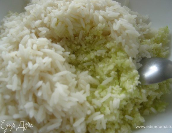 рис отварить до полуготовности и смешать с овощами. 