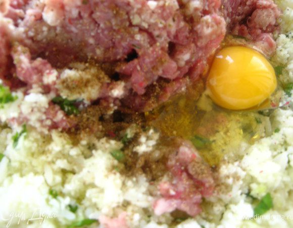 Мясо с луком пропустить через мясорубку, смешать с овощами и рисом, добавить соль, яйцо. 