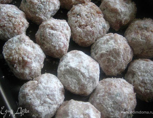 руками смоченными в воде, сформировать тефтели и запанировать в муке