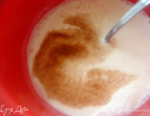 Приготовить соус: сметану развести грибным бульоном добавить  мускатный орех, посолить по вкусу. 