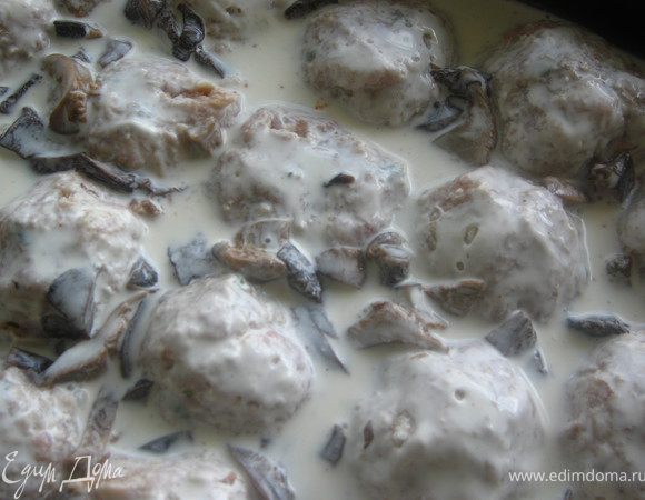 На тефтели выложить порезанные грибы, вылить соус 