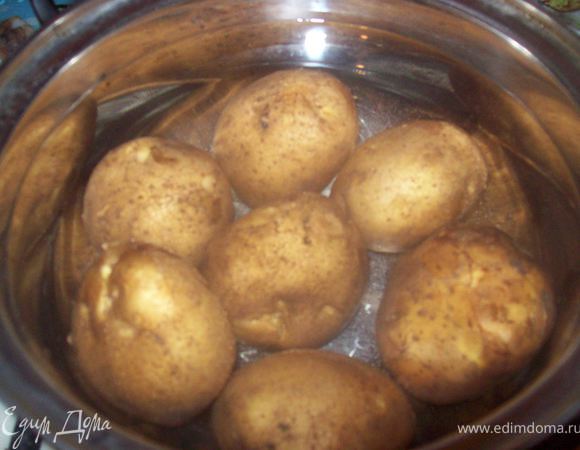 Картофель сварить в мундире до готовности и не много охладить.