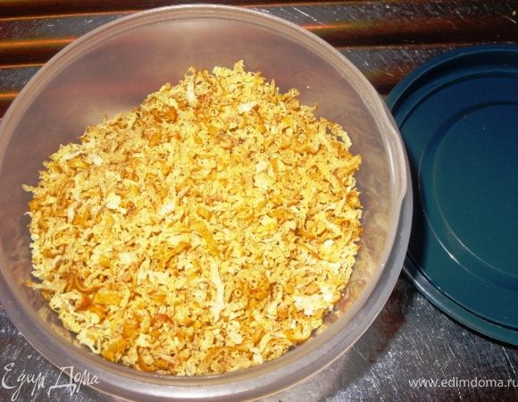 Достать горячее (аккуратно) блюдце, перемешать цедру и поставить остывать(вот сейчас и идет процесс сушки). Поставить ещё раз на 1.5 минуты блюдце в микроволновку, затем остудить и пересыпать готовую сухую цедру в плотно закрывающуюся крышкой дозочку.