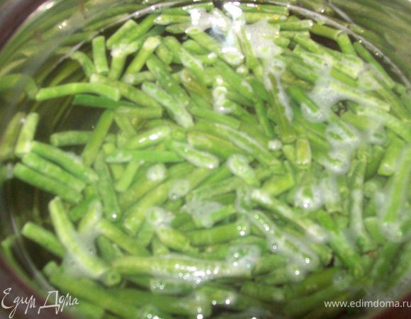Фасоль сварить в кипящей подсоленной воде 5-7 минут. Слить воду