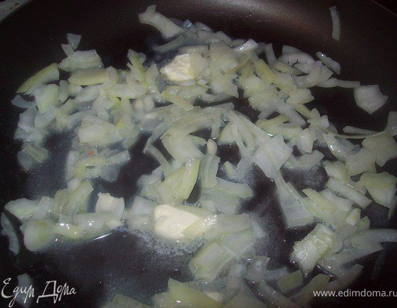 лук режем полукольцами или чуть мельче. На сковороде растапливаем сливочное масло и на нем обжариваем лук до золотистого цвета