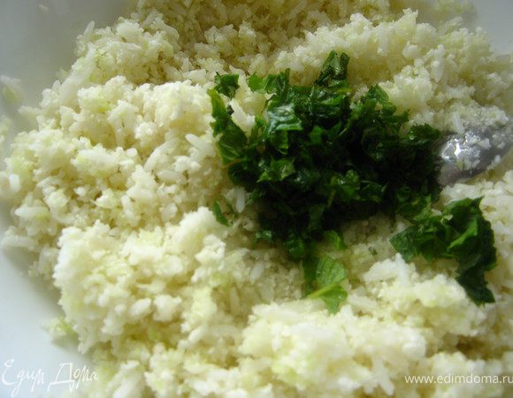 Добавить мяту, кориандр, смесь 4-х перцев.Перемешать.