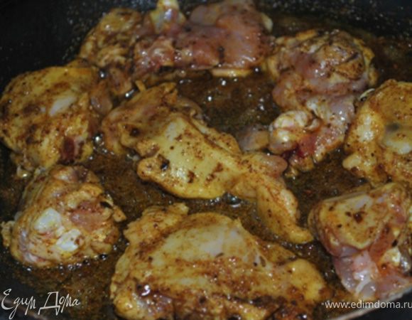 Растительное масло разогреть в большой сковороде, всыпать специи, обжаривать 30-40 секунд.
Добавить бедрышки и жарить 10 минут, периодически переворачивая их.