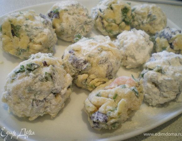 Сыр натереть на крупной тёрке. Креветки очистить. Зелень мелко порубить, соединить с сыром, добавить яйцо и муку. Посолить. Перемешать. Креветку положить в сырную массу и сформировать шарики. Обвалять в муке. Положить в холодильник на 30 минут. Затем обжарить по 5 минут с каждой стороны.